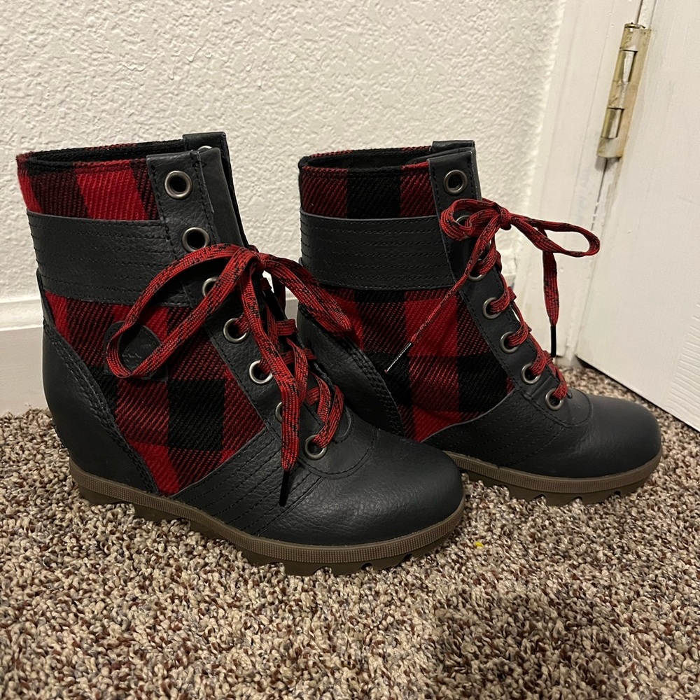 Sorel Lexie Wedge Boot Buffalo Check Red Black Sz 3